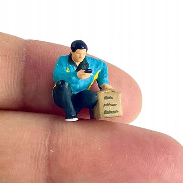 5 Pieces, 1/64 Scale, Miniature Green Delivery Men Figures, Diorama Figure