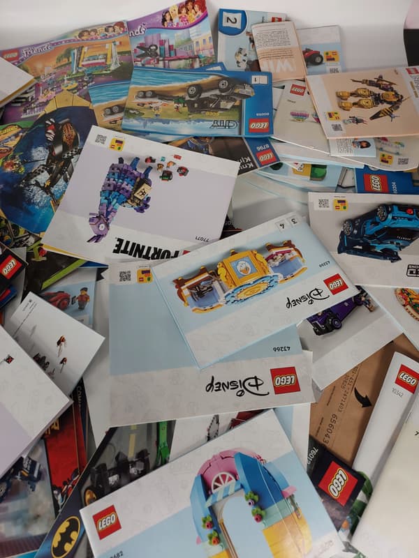 Lego INSTRUCTION BOOKLETS – NEW AND SECOND-HAND, VARIOUS SERIES, LARGE BULK PACKAGE WEIGHING 10 KG