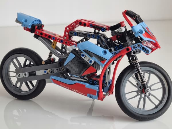 LEGO 42036 Technic 2-in-1 City Motorbike – set components