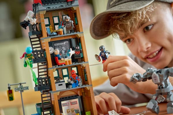 LEGO Marvel 76342 Spider-Man vs Mysterio: The Daily Bugle