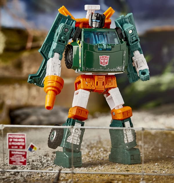 Transformers Earthrise Hoist WFC-E5 Deluxe Figure