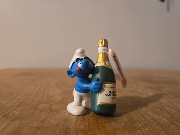 Schleich 20708 Smurf with champagne – a figurine, a discontinued model from 2007.