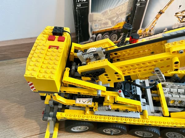 Lego Technic 8421 Mobile Crane: Mobile crane + instructions and batteries