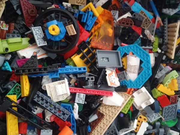 Large box of Lego bricks, 20kg (2005–2015)