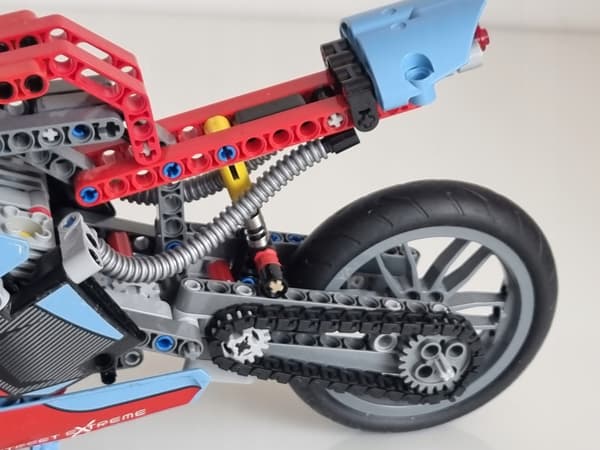 LEGO 42036 Technic 2-in-1 City Motorbike – set components