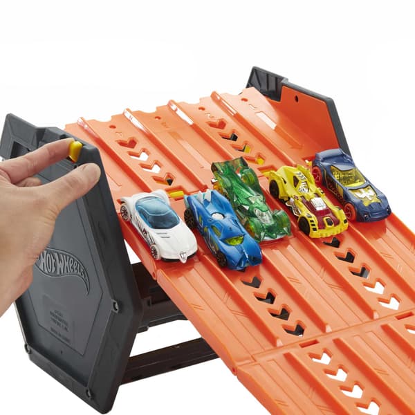 Hot Wheels 5-lane expandable racetrack set with garage
