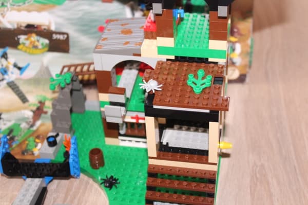 LEGO ADVENTURES 5987 BOX AND INSTRUCTIONS: Dino Research Compound