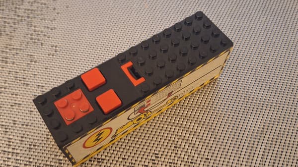 Lego 2847c02pb01 – 9V battery holder – 8467 Power Puller (F)