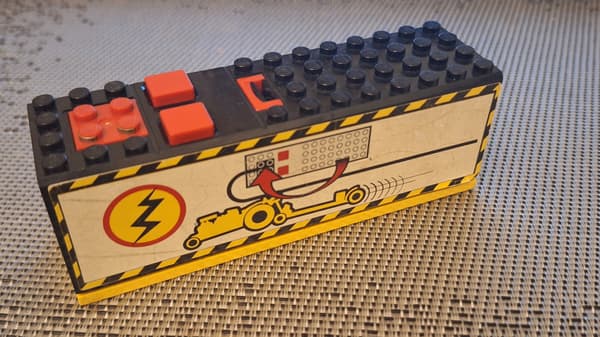 Lego 2847c02pb01 – 9V battery holder – 8467 Power Puller (F)