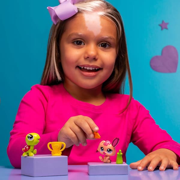 ANIMAL FIGURINES FOR CHILDREN – A PAIR WITH ACCESSORIES