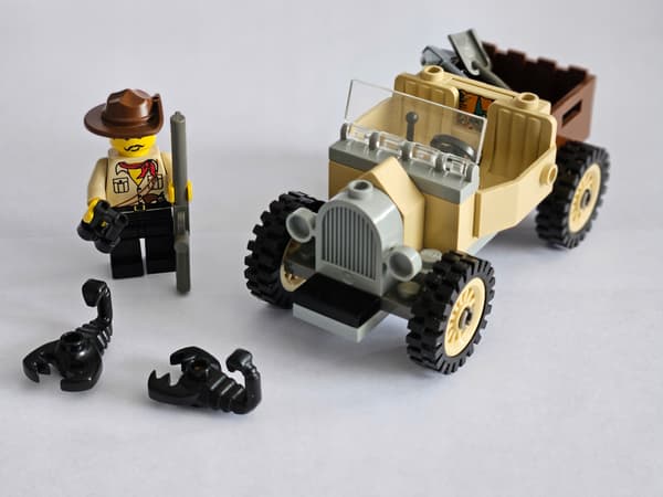 LEGO 5918 Adventurers – Desert Rover + Instructions
