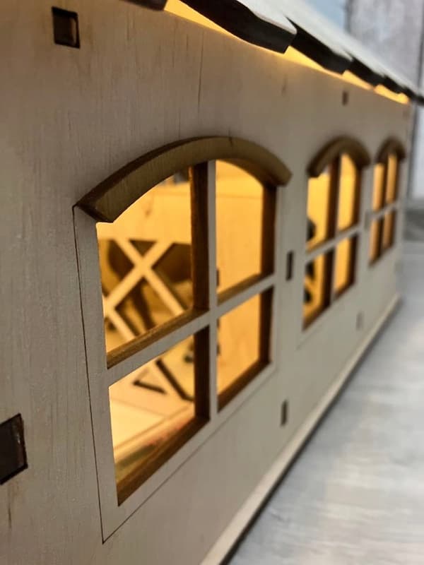 Wooden stable with 12 stalls + free lighting