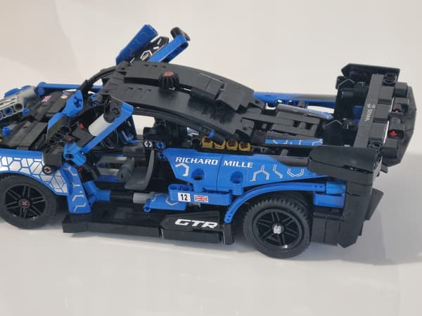 LEGO 42123 Technic MCLAREN SENNA GTR – set components