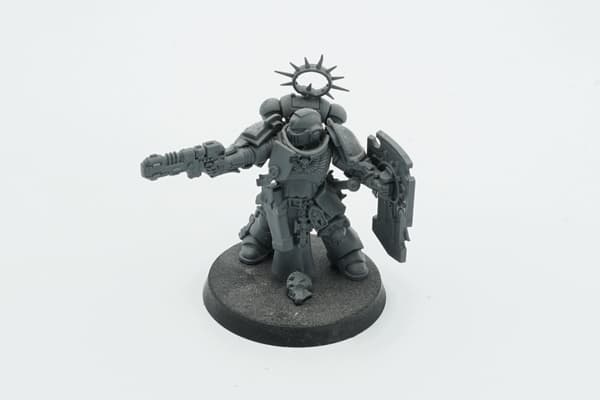 Warhammer 40k Space Marines Lieutenant with Storm Shield plastic figurine