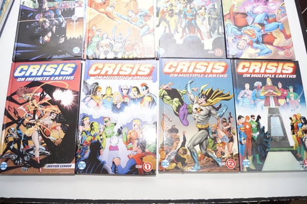 Crisis on Infinite Earths Box Set COMICS