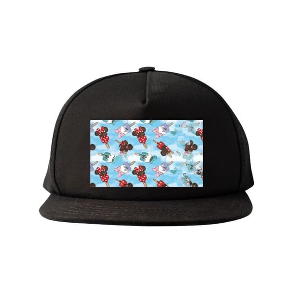 Snapback-cap Tegnet glasmønster med røde, blå og lyserøde figurer samt dekorative rosetter på en lyseblå baggrund Sort Voksen