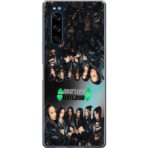 Kompatibelt Mobildeksel til Sony Xperia 5 KATSEYE svart gruppcollage