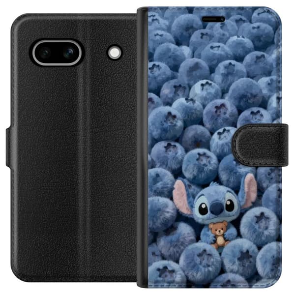 Kompatibel Tegnebogsetui til Google Pixel 7a Sød, fluffy blå figur med en lille bamse blandt bløde blåbær