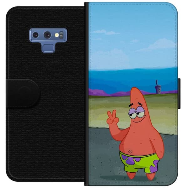 Kompatibelt Lommeboketui til Samsung Galaxy Note9 Patrick Stjerne poserer med fredstegn i en klassisk tegnet bakgrunn