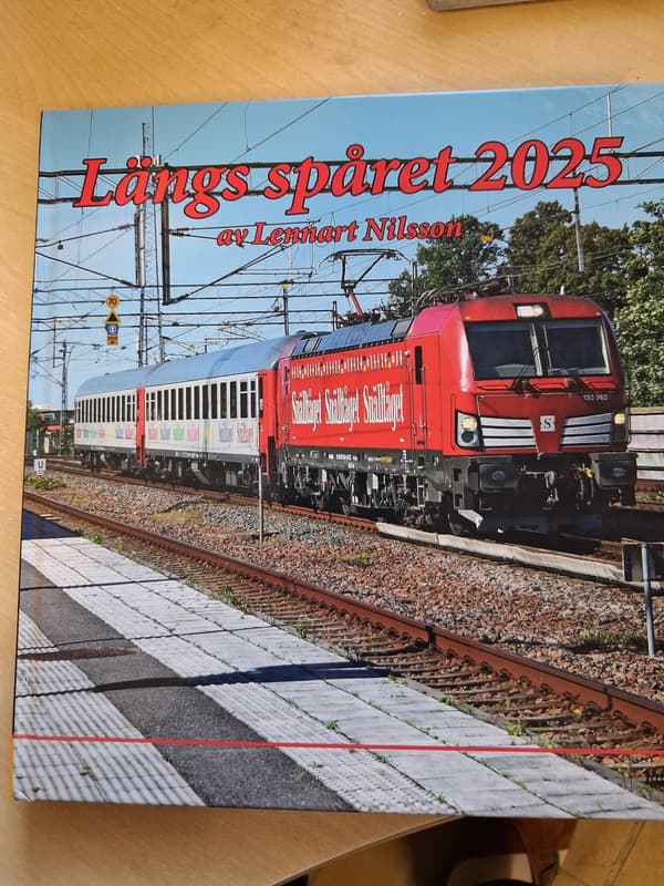 Längs Spåret 2025 (Bok / Kartonnage)