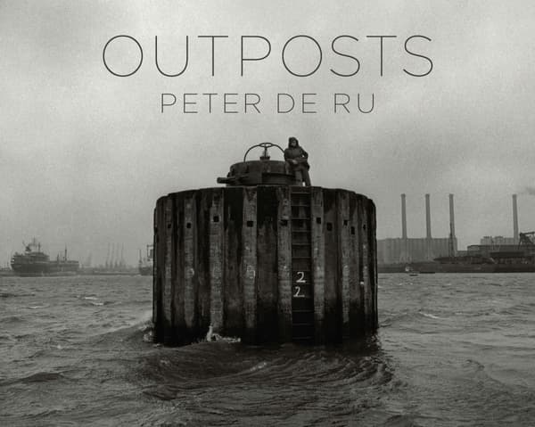 Outposts (Kirja / Sidottu)