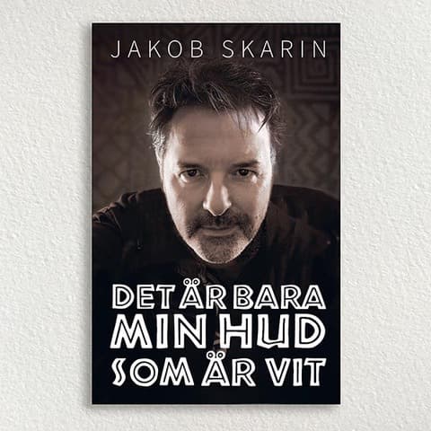 Det Är Bara Min Hud Som Är Vit (Bok / Kartonnage)