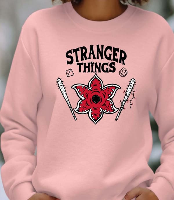 Stranger Things Netflix  dam sweatshirt: "Bad Stranger" - Rosa - storlek Medium