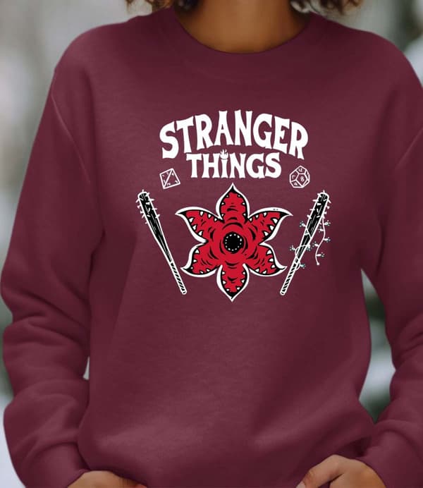 Stranger Things Netflix  dam sweatshirt: "Bad Stranger" - Vinröd - storlek Medium