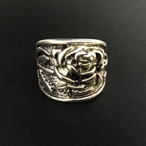 Ring: Blomster "Rockwear Collection"