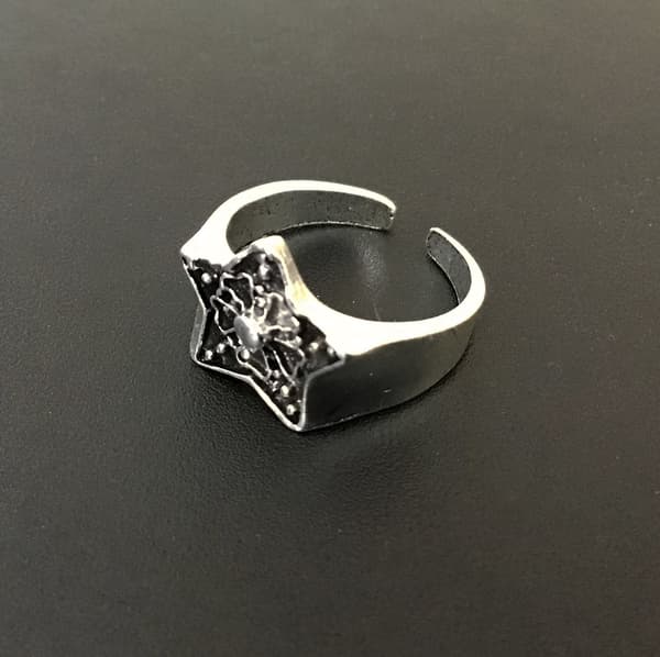 Ring: Stjerne med utsmykning "Rockwear Collection"