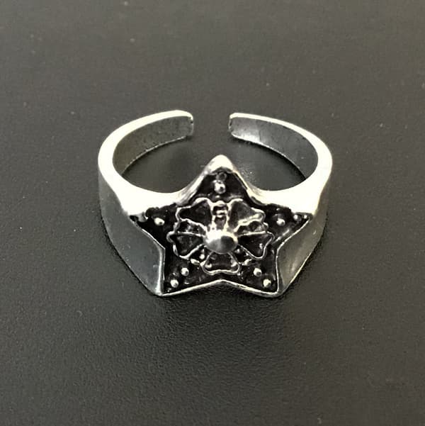 Ring: Stjerne med utsmykning "Rockwear Collection"