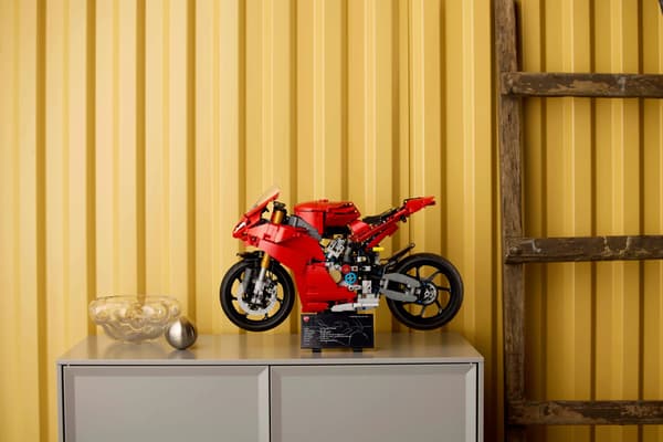 LEGO® Technic Ducati Panigale V4 S -moottoripyörä 42202