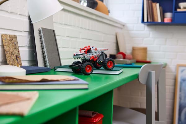 LEGO® Technic Monster Jam™ ThunderROARus™ vetomoottorilla 42200
