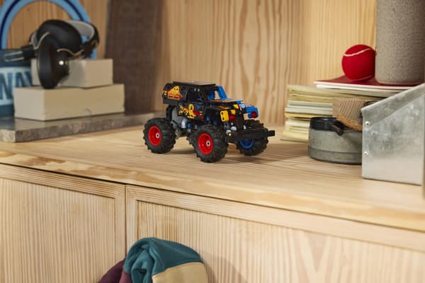 LEGO® Technic Monster JamTM Grave DiggerTM ild og is 42219