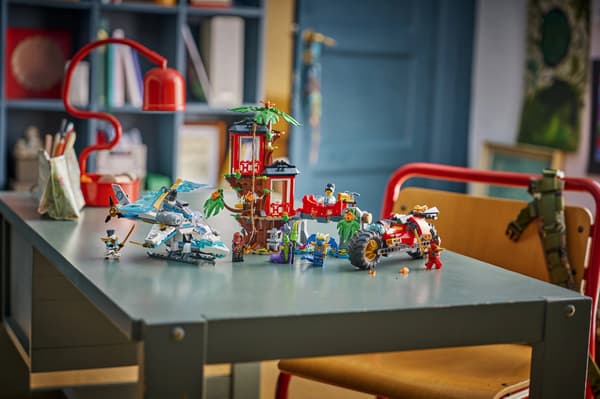 LEGO® Ninjago Ninjornas fordonsstrid vid trädkojan 71857
