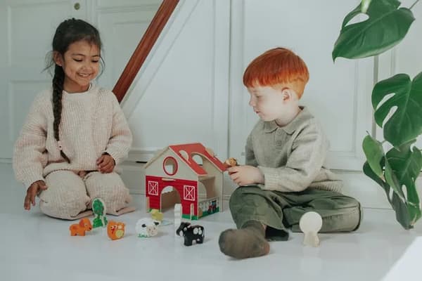 KREA Maatilan Leikkisarja puussa