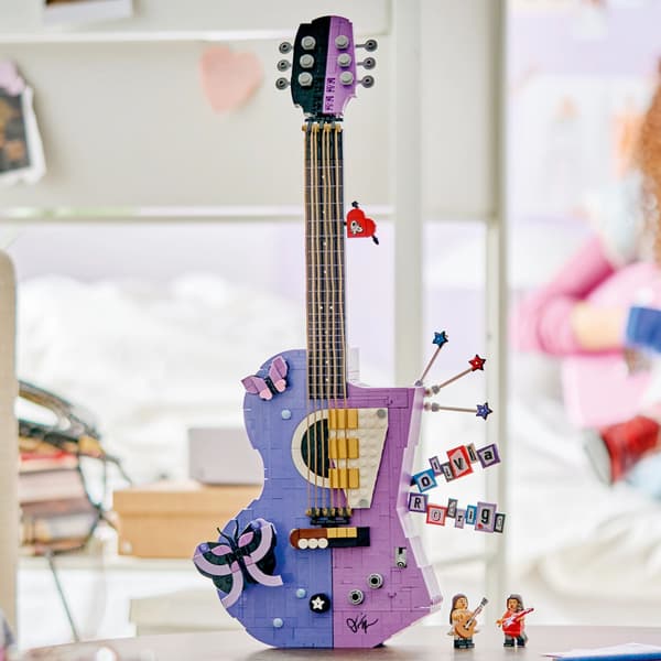 LEGO® Editions Olivia Rodrigos tvåfärgade gitarr 43031