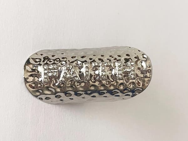 Oversize Silver Ring med Vita Stenar & Text - FAITH - Stl 18