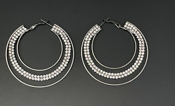 Glittrande Mörka Silver Örhängen - Hoop med Vit Strass - 6 cm