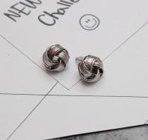 Silver Stud Örhängen - Mönstrad Knut