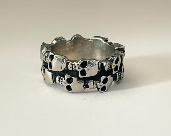 Cool Silver Ring med Döskallar / Dödskallar i 2 Rader - Stl 19,5