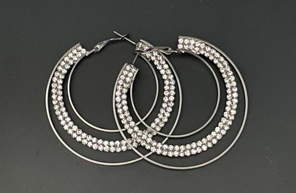 Glittrande Mörka Silver Örhängen - Hoop med Vit Strass - 6 cm