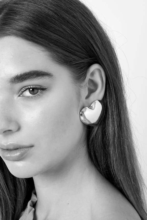 Blanka Statement Stud Örhängen med Stora Hjärtan / Hjärtformade - Silver