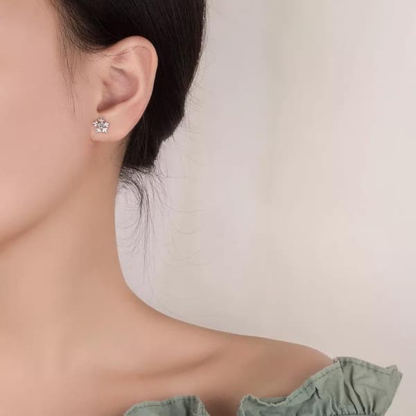 Silver Stud Örhängen - Blomma / Snöflinga med Vit CZ Kristall
