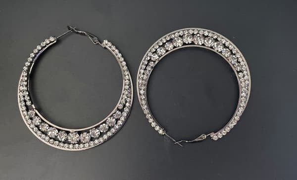 Glittrande Mörka Silver Örhängen - Hoop med Vit Strass - 6 cm