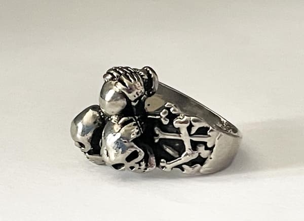 Cool Silver Ring med 3 st Döskallar & Benknotor - Stl 20