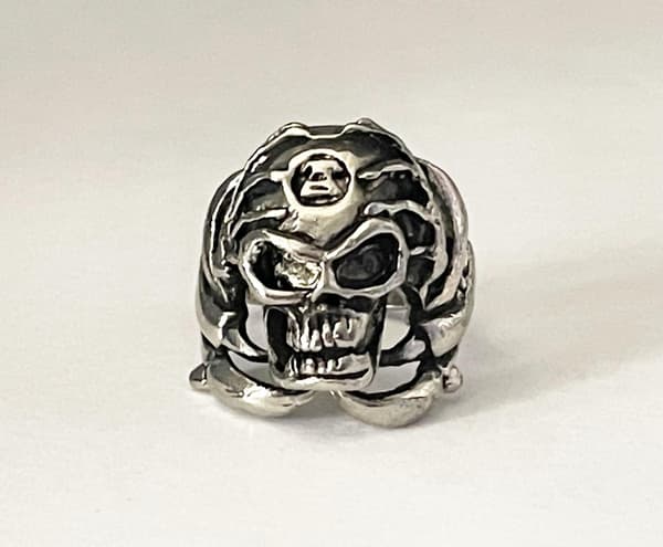Cool Silver Ring med en Döskalle / Dödskalle - Stl 21,5