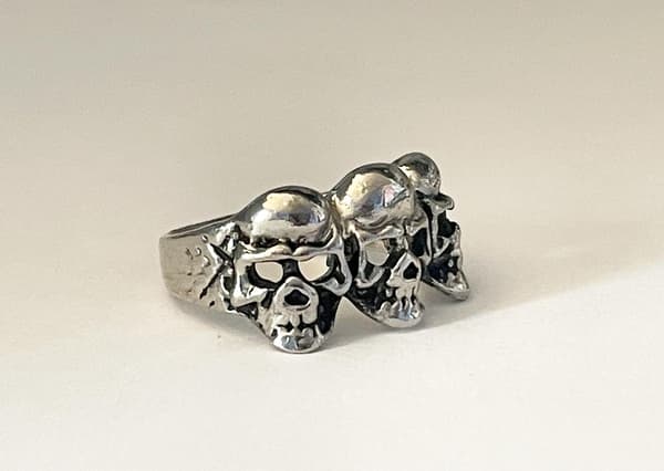 Cool Silver Ring med 3 st Döskallar / Dödskallar - Stl 19,5