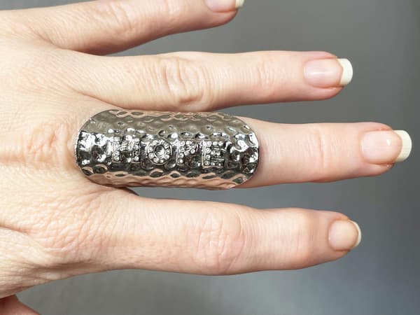 Oversize Silver Ring med Vita Stenar & Text - HOPE - Stl 17,5