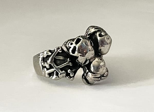 Cool Silver Ring med 3 st Döskallar & Benknotor - Stl 20